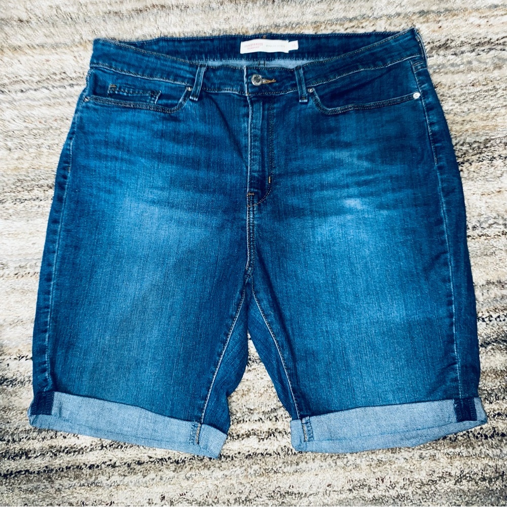 Levi's Signature Dark Blue Denim Jeans with Tan Leather Patch (44)